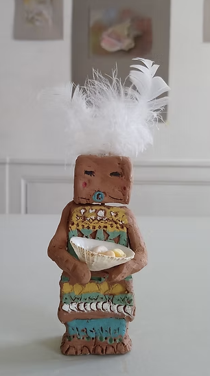 argile, plumes et coquillages
"la petite porteuse d'offrandes"
